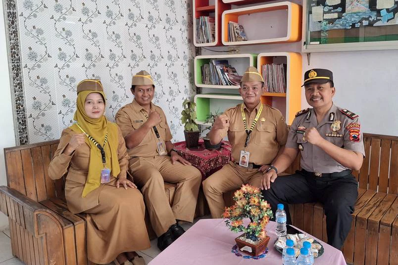 Kapolsek Sulang Iptu Miftahul Rohmat memberikan edukasi kesadaran hukum, bahaya narkoba, dan pencegahan tawuran kepada siswa SMPN 1 Sulang Rembang.