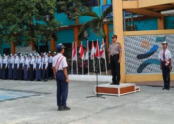 Kapolsek Sulang Iptu Miftahul Rohmat memberikan edukasi kesadaran hukum, bahaya narkoba, dan pencegahan tawuran kepada siswa SMPN 1 Sulang Rembang.