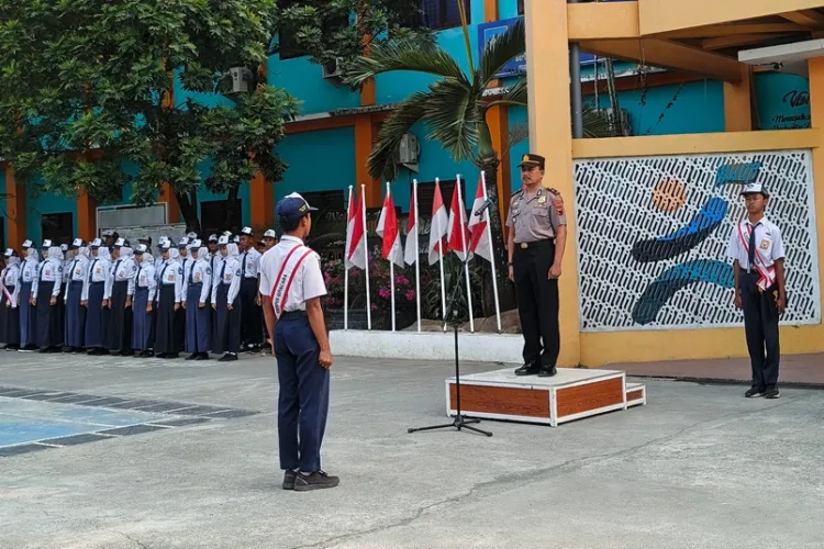 Kapolsek Sulang Iptu Miftahul Rohmat memberikan edukasi kesadaran hukum, bahaya narkoba, dan pencegahan tawuran kepada siswa SMPN 1 Sulang Rembang.