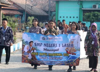 SMPN 1 Lasem menggelar Karnaval Batik untuk memperingati Hari Batik Nasional 2026 dengan menampilkan karya Batik Tulis Lasem dan Batik Cibori.