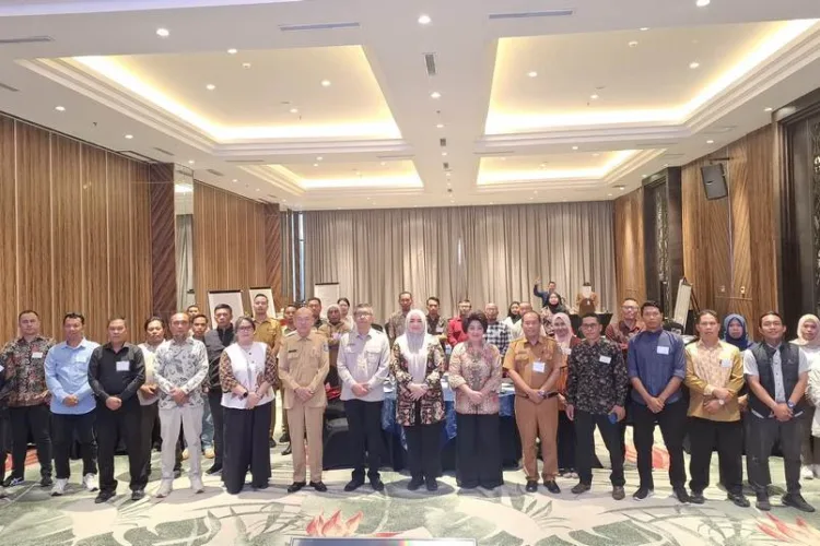 Cegah Masalah Pekerja Migran, KP2MI dan IOM Indonesia Perkuat Peran 15 Desa di NTB 1 KP2MI dan IOM Indonesia memperkuat kapasitas aparatur 15 Desa Migran EMAS di NTB untuk meningkatkan pendataan, perencanaan desa, dan pelindungan pekerja migran.