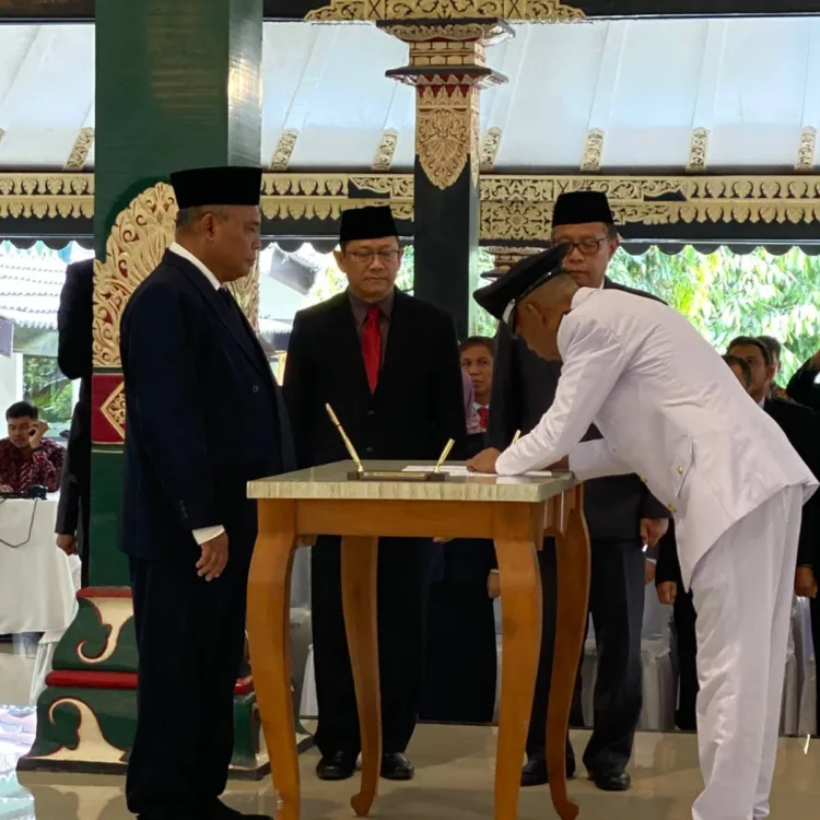 Bupati Sleman Lantik Lima Lurah PAW untuk Jamin Stabilitas Pelayanan Publik 1 Pelantikan Lurah PAW merupakan jawaban atas tantangan kekosongan kepemimpinan definitif di wilayah kalurahan yang memiliki dinamika sosial-ekonomi tinggi, seperti Caturtunggal, Sendangadi, Candibinangun, Maguwoharjo, dan Trihanggo. Lurah PAW mengemban tugas berat untuk melanjutkan sisa masa jabatan tanpa adanya jeda adaptasi yang panjang, mengingat kalurahan-kalurahan tersebut berada di kawasan strategis Sleman yang tengah menghadapi agenda penyusunan anggaran dan program pembangunan