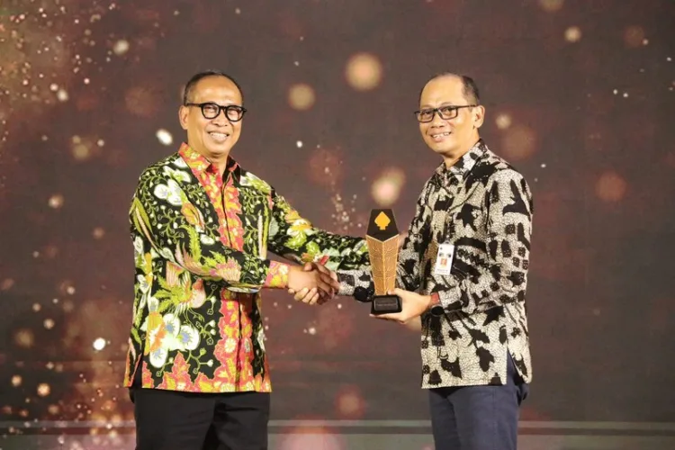 Ketua DPRD Jateng Sumanto meraih penghargaan Inisiator Gerakan Merawat Pertiwi berkat gerakan Jogo Kali Merawat Bumi untuk menjaga sumber air.