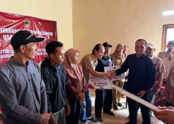 Ketua DPRD Jateng Sumanto menyalurkan modal usaha KUBE di Karanganyar dan mengajak warga mengembangkan potensi ternak ayam kampung.