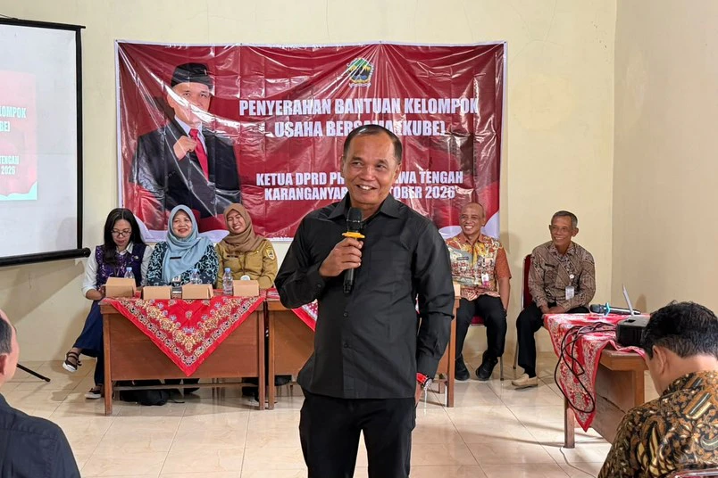 Salurkan Modal Usaha KUBE di Karanganyar, Sumanto Ajak Warga Kembangkan Potensi Ayam Kampung 2 Ketua DPRD Jateng Sumanto menyalurkan modal usaha KUBE di Karanganyar dan mengajak warga mengembangkan potensi ternak ayam kampung.