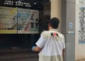 Puluhan penyidik KPK menggeledah Kantor Bea Cukai Kudus, termasuk menyisir ruang kerja kepala kantor di tengah pengawalan ketat polisi.