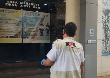 Puluhan penyidik KPK menggeledah Kantor Bea Cukai Kudus, termasuk menyisir ruang kerja kepala kantor di tengah pengawalan ketat polisi.