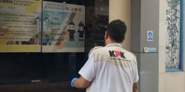 Puluhan penyidik KPK menggeledah Kantor Bea Cukai Kudus, termasuk menyisir ruang kerja kepala kantor di tengah pengawalan ketat polisi.