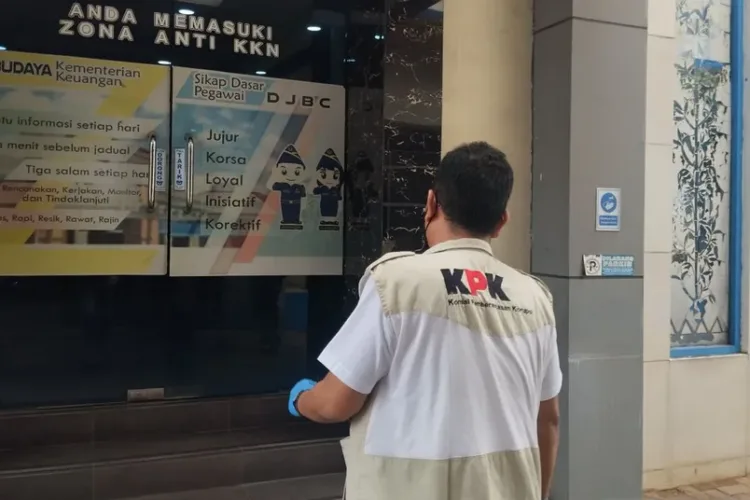 Puluhan penyidik KPK menggeledah Kantor Bea Cukai Kudus, termasuk menyisir ruang kerja kepala kantor di tengah pengawalan ketat polisi.
