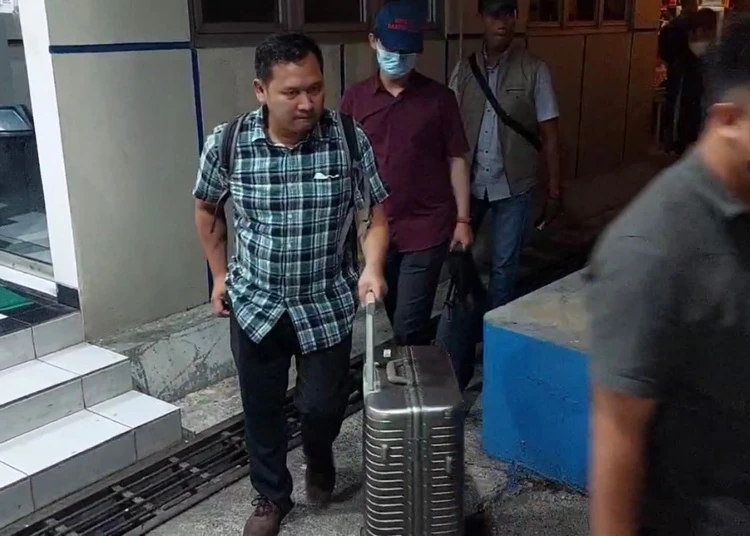 KPK mendalami dugaan aliran uang PT Djarum ke oknum Bea Cukai terkait cukai rokok setelah menggeledah kantor Bea Cukai Kudus dan PT Djarum.