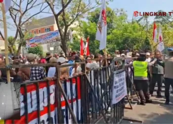 Massa pendukung Bupati Pati nonaktif Sudewo sempat tegang dengan polisi di Pengadilan Tipikor Semarang saat meminta proyektor untuk menonton sidang putusan.