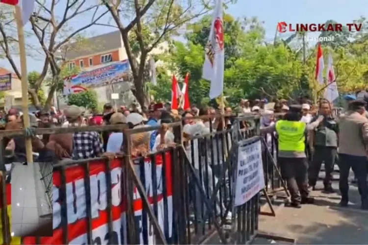 Minta Proyektor untuk Nonton Sidang, Massa Pendukung Sudewo Sempat Tegang dengan Polisi 1 Massa pendukung Bupati Pati nonaktif Sudewo sempat tegang dengan polisi di Pengadilan Tipikor Semarang saat meminta proyektor untuk menonton sidang putusan.