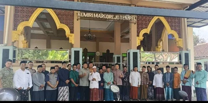 Di tengah situasi musim kemarau panjang seperti saat ini, yang berisiko memicu tekanan sosial dan perpecahan di masyarakat, kerukunan warga harus selalu kita kedepankan. Peran lembaga keagamaan seperti masjid sangat diperlukan untuk mendinginkan suasana, merekatkan ukhuwah, dan menjaga nilai-nilai gotong royong agar warga Padukuhan Kemiri tetap bersatu dan harmonis