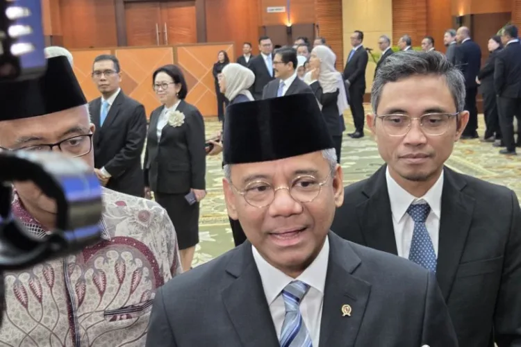 Menkeu Tegaskan Gaji ASN Tetap Ditransfer Langsung ke Rekening, Bukan Lewat KDMP 1 Menkeu Suahasil Nazara menegaskan gaji ASN, TNI, dan Polri tetap ditransfer langsung ke rekening masing-masing, bukan melalui Koperasi Desa Merah Putih (KDMP).
