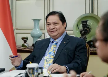 Menko Perekonomian Airlangga Hartarto membantah rencana pembagian HP gratis untuk bansos digital.