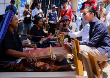 Menpar Widiyanti Putri Wardhana menyalurkan bantuan Rp817,5 juta untuk pemulihan UMKM Desa Adat Sade pascakebakaran.