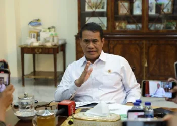 Mentan Amran menyiapkan tiga pabrik tepung telur dan tepung daging mulai 2027 untuk menyerap hasil peternak, menjaga harga, dan menekan impor.