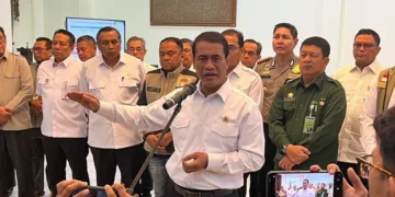 Delapan pejabat Bapanas dan Bulog dicopot setelah kasus beras SPHP dioplos jadi premium terungkap.
