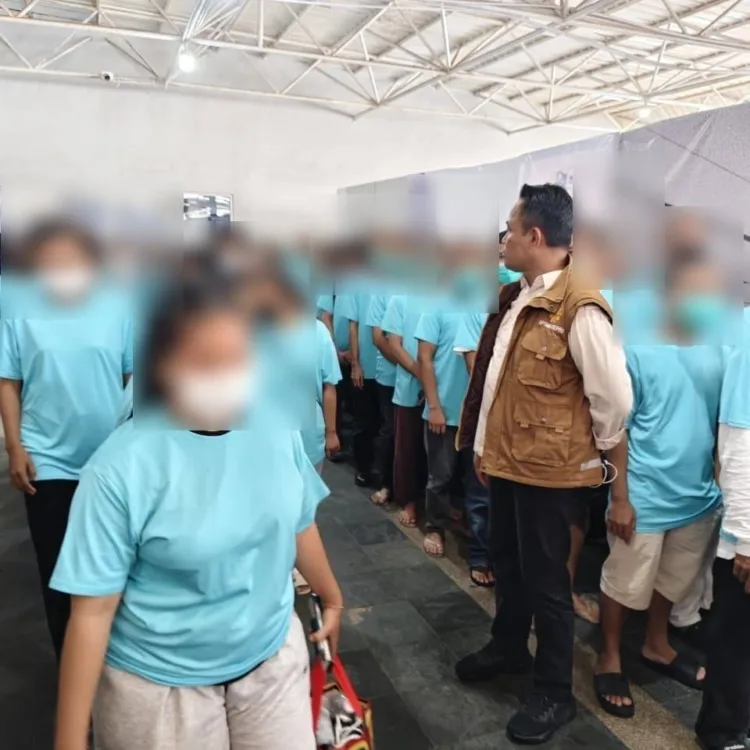 Ketibaan 117 PMI Deportasi di Pelabuhan Batam Center