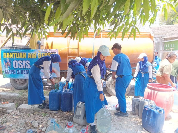 Sentuh Hati Penduduk Kekeringan, Aksi Heroik OSIS SMPN 2 Rembang Salurkan Bantuan Air Bersih 2 OSIS SMPN 2 Rembang menyalurkan bantuan puluhan tangki air bersih untuk warga terdampak kekeringan di Desa Pranti dan Desa Pedak.