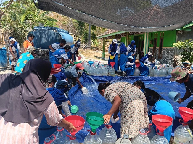 Sentuh Hati Penduduk Kekeringan, Aksi Heroik OSIS SMPN 2 Rembang Salurkan Bantuan Air Bersih 1 OSIS SMPN 2 Rembang menyalurkan bantuan puluhan tangki air bersih untuk warga terdampak kekeringan di Desa Pranti dan Desa Pedak.