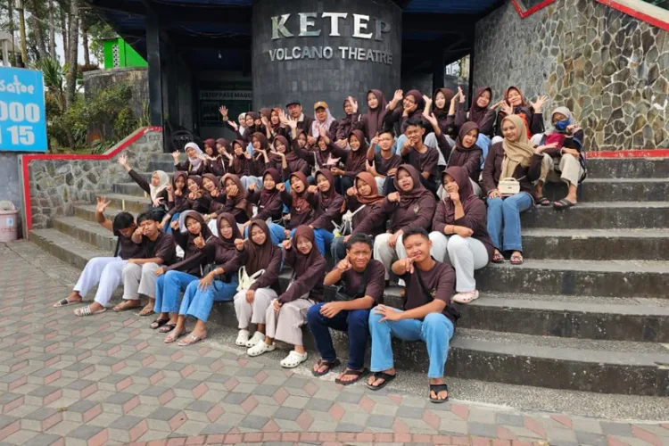 OSIS, Dewan Galang, dan PMR SMPN 1 Pamotan menggelar pelepasan dan serah terima kepengurusan di Yogyakarta–Magelang pada 10–11 Oktober 2026.
