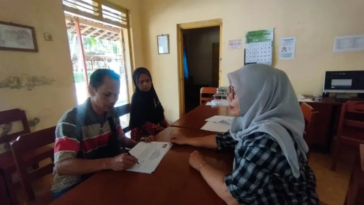 Pendamping Desa Panjatan Kawal Pencairan BLT Dana Desa Triwulan III bagi 5 KPM 1 PD membantu pencairan BLT DD