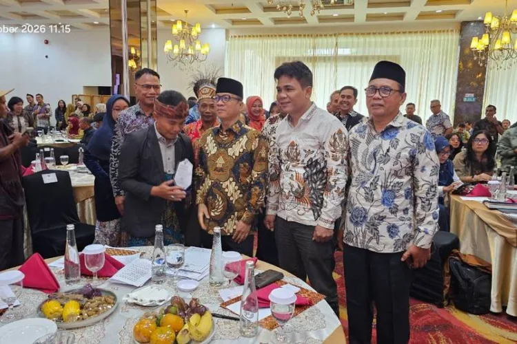 Desa Sakra Selatan Raih Peringkat II Nasional Kinerja Penurunan Stunting Tahun 2026 1 Kepala Desa Sakra Selatan Lalu Burhan dan TPP NTB foto bersama Menteri Kemendes PDT Yandri Susanto usai menerima penghargaan di Hotel The Mirah, Kabupaten Bogor.
