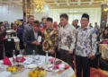 Desa Sakra Selatan Raih Peringkat II Nasional Kinerja Penurunan Stunting Tahun 2026 2 Kepala Desa Sakra Selatan Lalu Burhan dan TPP NTB foto bersama Menteri Kemendes PDT Yandri Susanto usai menerima penghargaan di Hotel The Mirah, Kabupaten Bogor.