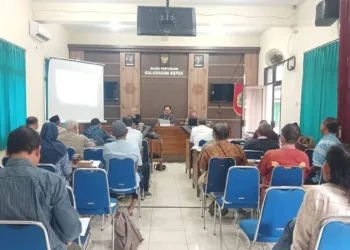 Pembahasan materi dan diskusi perkembangan usaha BUMDes Mandiri Kepek Wonosari.