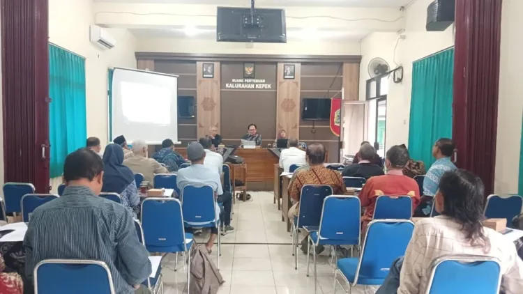 Pembahasan materi dan diskusi perkembangan usaha BUMDes Mandiri Kepek Wonosari.