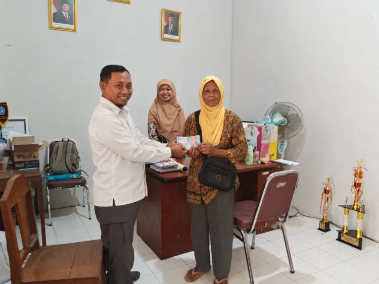 Pemdes Banjaroyo Salurkan BLT Dana Desa Triwulan Terakhir kepada Keluarga Penerima Manfaat 1 Penyaluran BLT DD.