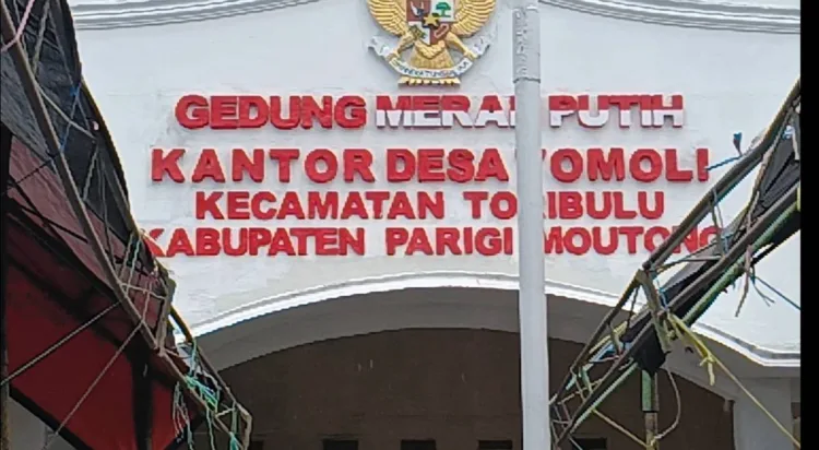 Gedung Kantor Desa Tomoli baru yang dibangun dari swadaya warga.