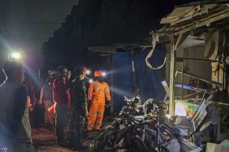 Ledakan Pasar Cimanggis Tangsel Tewaskan 2 Orang, Polisi Temukan Tabung Etilen 52 Kg 1 Puslabfor Bareskrim Polri menyelidiki ledakan Pasar Cimanggis Tangsel yang menewaskan dua orang, dengan temuan tabung etilen 52 kilogram di gudang buah.