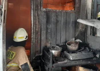 Lima rumah dari kontainer bekas di Pegangsaan Dua, Kelapa Gading, Jakarta Utara, terbakar akibat korsleting listrik.