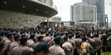 Demo BEM UI di Jakarta: Kapolres Jakpus Turun Tangan, 4 Rute Transjakarta Disetop 4 Kapolres Metro Jakarta Pusat Kombes Pol. Reynold EP Hutagalung pimpin pengamanan demo BEM UI di Dukuh Atas.
