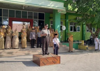 Polsek Kaliori memberikan edukasi bahaya narkoba dan pentingnya pergaulan positif kepada siswa SMPN 1 Kaliori saat upacara bendera.