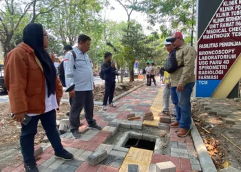 Kementerian PU memastikan paving trotoar Jalan Sudirman Pati yang retak akan diganti.