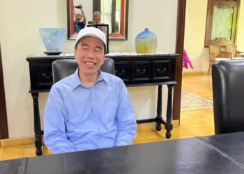 Merespons wacana pemakzulan Wapres Gibran usai putusan MK terkait syarat pendidikan, Jokowi tegaskan agar ikuti mekanisme konstitusi.