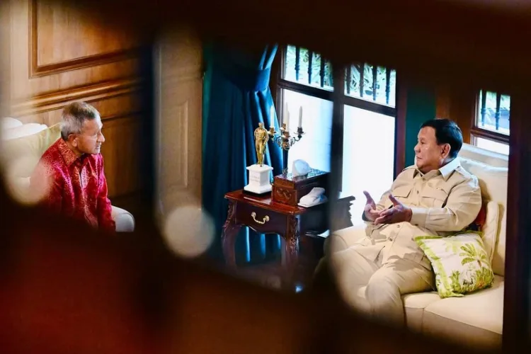 Presiden Prabowo Subianto menerima Menlu Singapura Vivian Balakrishnan di Hambalang, Bogor, setelah Indonesia dan Singapura sepakat membentuk satgas bersama penanganan karhutla.