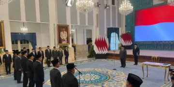 Presiden Prabowo Subianto melantik Letjen TNI Kristomei Sianturi sebagai Kepala BNPB menggantikan Suharyanto di tengah kasus korupsi yang diusut KPK.