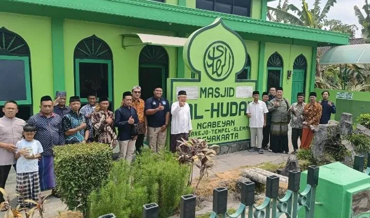 safari ini merupakan manifestasi dari konsep kepemimpinan profetik, di mana seorang pemimpin tidak hanya duduk di singgasana kantor kelurahan, melainkan turun langsung ke tengah-tengah rakyatnya (jumrah al-ummah).