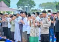 Mohon Hujan Turun, Pemkab dan Polres Banjarnegara Bersama Warga Laksanakan Salat Istisqa 2 Pemkab dan Polres Banjarnegara bersama warga menggelar salat istisqa di Alun-Alun Banjarnegara untuk memohon hujan di tengah kemarau panjang.