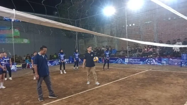 Panewu Gamping Resmi Buka PORKAL Balecatur 2026 Tekankan Sportivitas dan Kebersamaan 1 Panewu gamping memukul bola pertama sebagai tanda dimulainya porkal Balecatur