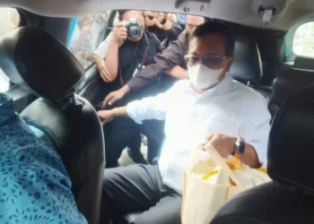 Sestama BNPB Rustian meninggalkan Gedung KPK setelah diperiksa terkait OTT pada 13 Oktober 2026.
