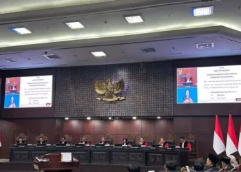 MK menyatakan tak menemukan bukti penyerta ijazah SMA Gibran dalam perkara sengketa Pilpres 2024, tetapi tak dapat mendiskualifikasinya sebagai Wapres.