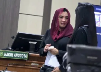 Bupati Pekalongan nonaktif Fadia Arafiq dalam pleidoi mengakui menerima uang THR dan akhir tahun dari kepala dinas, tetapi menyebutnya sebagai tradisi bupati sebelumnya.