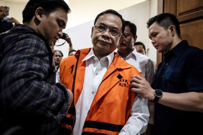 Sudewo Divonis 8,5 Tahun Penjara, Wajib Bayar Uang Pengganti Rp3,51 Miliar 1 Bupati Pati nonaktif Sudewo divonis 8,5 tahun penjara dalam perkara korupsi DJKA dan pengisian perangkat desa, serta diwajibkan membayar uang pengganti Rp3,51 miliar.