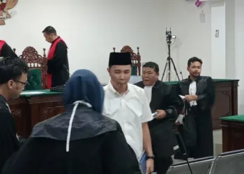 Bupati Rejang Lebong nonaktif Muhammad Fikri Thobari dituntut lima tahun penjara dan denda Rp200 juta dalam kasus dugaan suap proyek.
