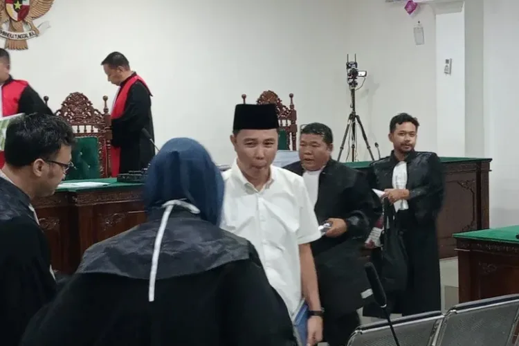 Bupati Rejang Lebong Nonaktif Fikri Thobari Dituntut 5 Tahun Penjara dalam Kasus Suap Proyek 1 Bupati Rejang Lebong nonaktif Muhammad Fikri Thobari dituntut lima tahun penjara dan denda Rp200 juta dalam kasus dugaan suap proyek.